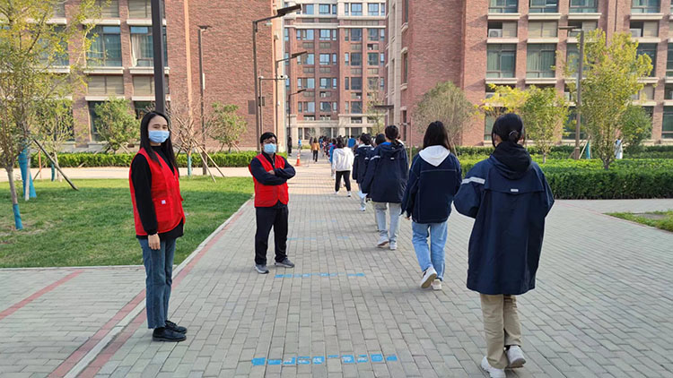 图4.志愿者维持秩序.jpg