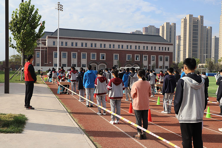 图5学生有序做核酸.jpg