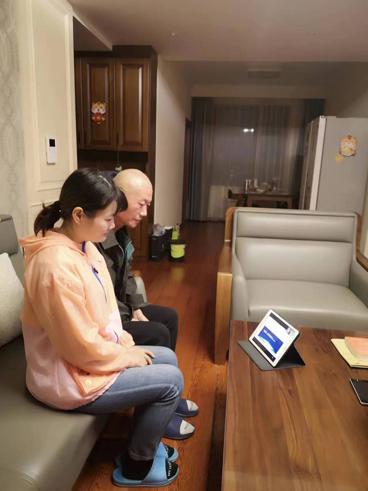 高一英语实验1班家长认真参与讲座.jpg