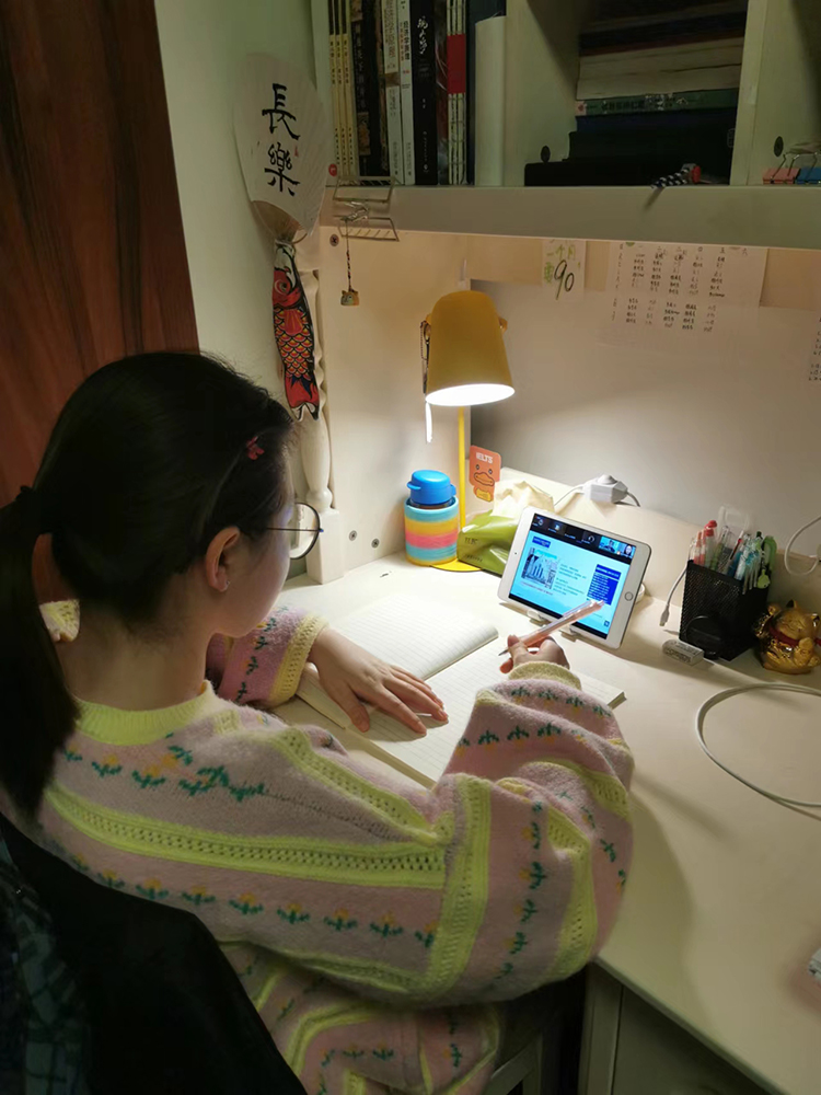 高三中美GAC2班学生认真听讲座.jpg