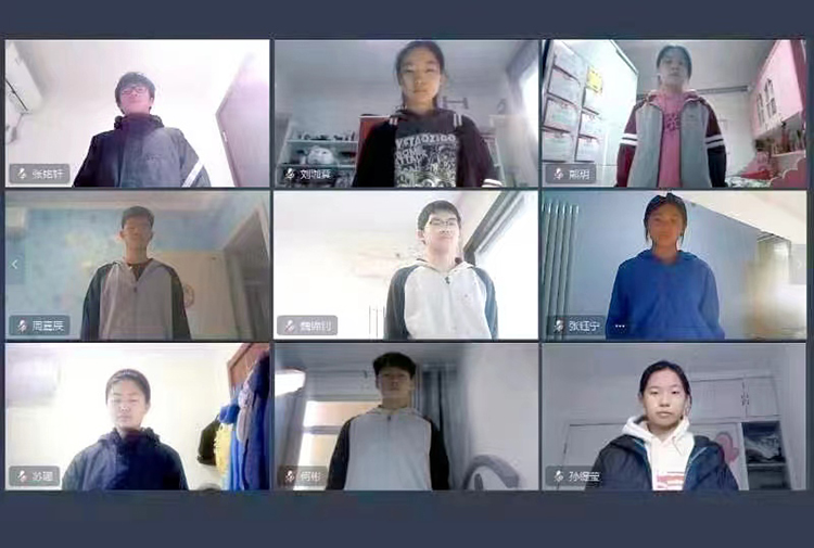 图 同学们肃立参加云升旗仪式.jpg