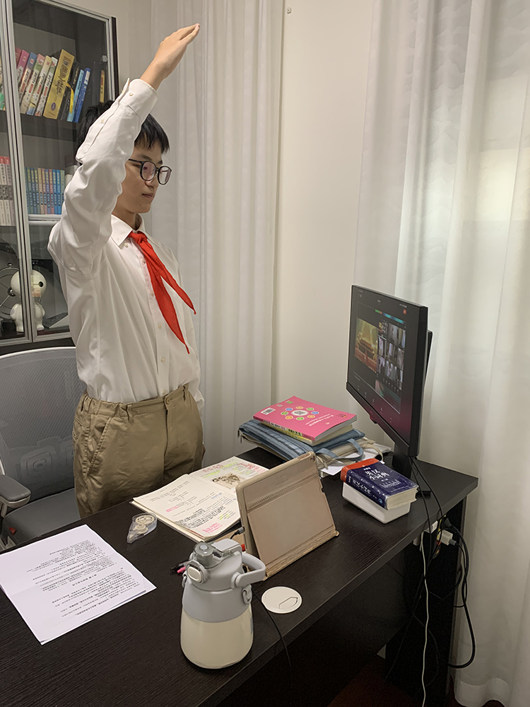 七4班  马楚宵向国旗敬礼.jpg