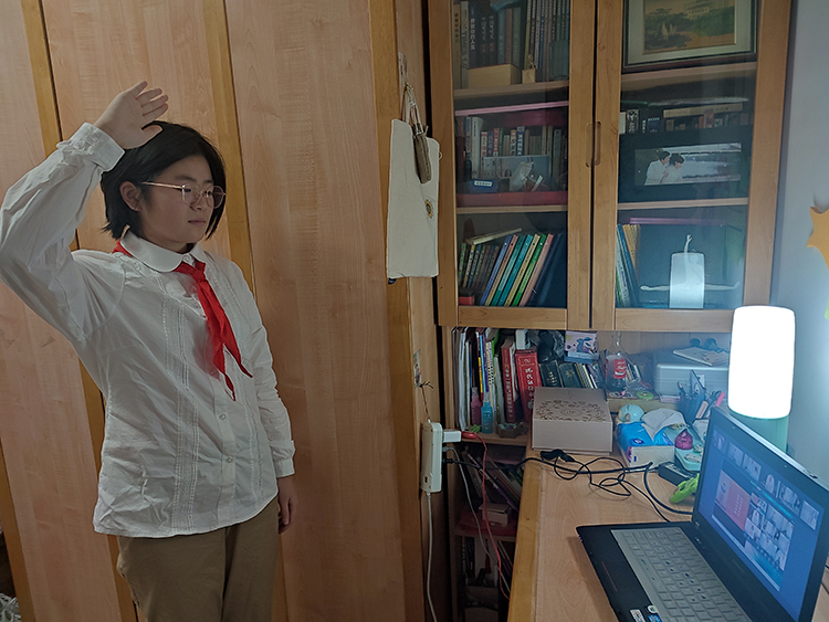七4班  秦楚萱向国旗敬礼.jpg