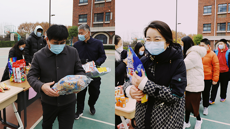 图：教职工领取活动奖品.jpg