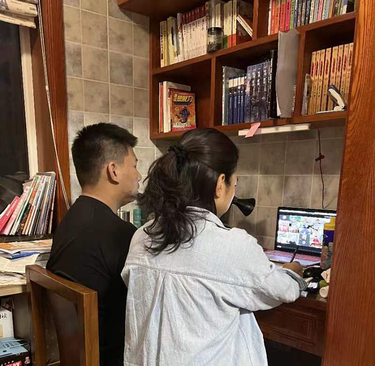 高一中德班家长认真参会.jpg