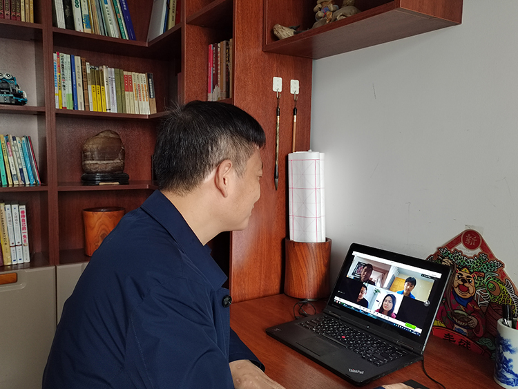 数学老师王军民与学生及家长深入交流.jpg