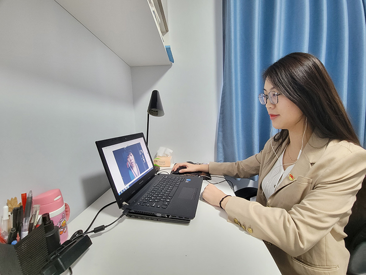 张文兰老师和家长交流学生未来目标设定和实现路径.jpg