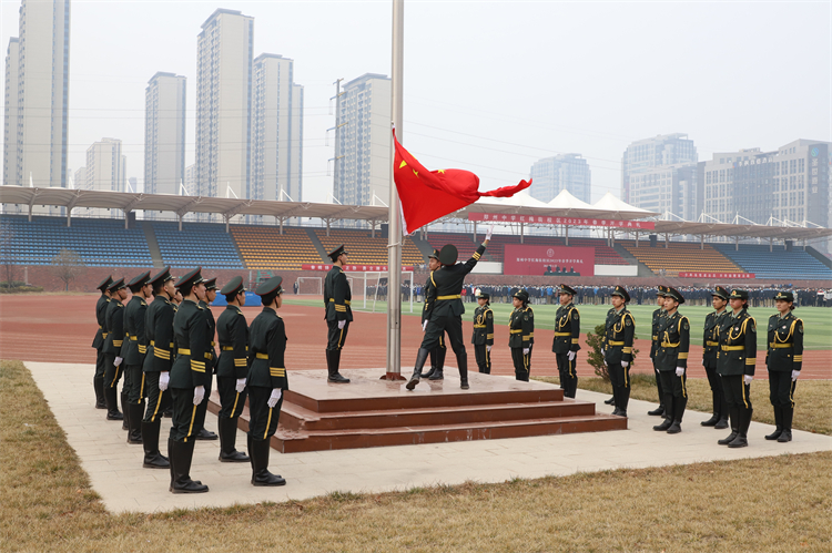 图片2 红梅街校区国旗护卫队负责出旗、升旗.jpg