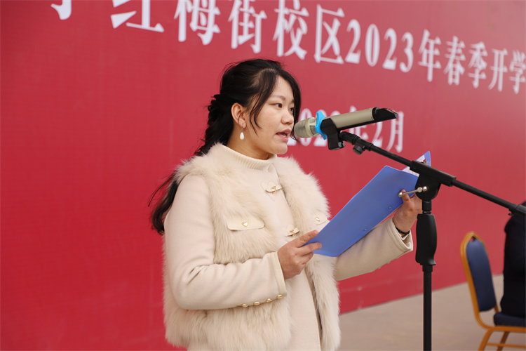 图片4 教师代表高三年级教师陈萌萌发言.jpg