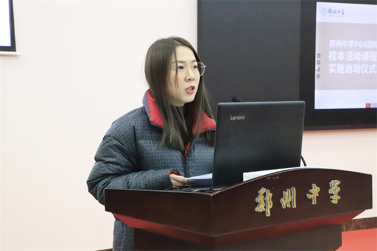 图片3 PGA教学中心校长刘欣做选课指导.JPG