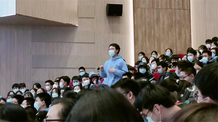 图片4：高三学生积极与张老师互动.jpg