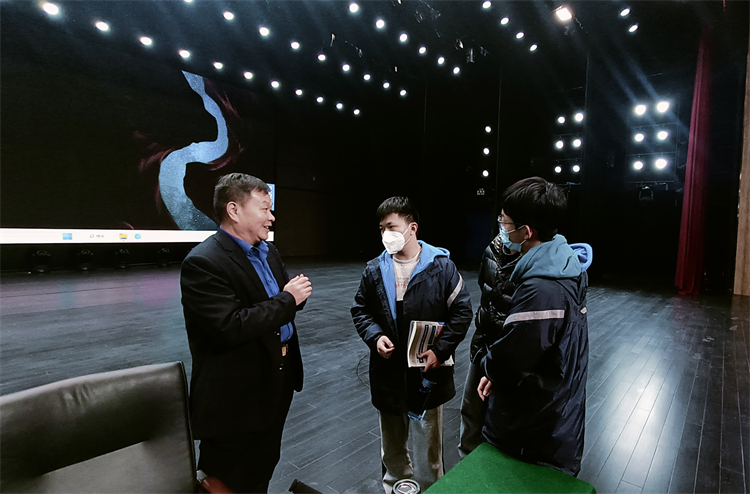 图片5：结束后学生与张老师探讨问题.jpg