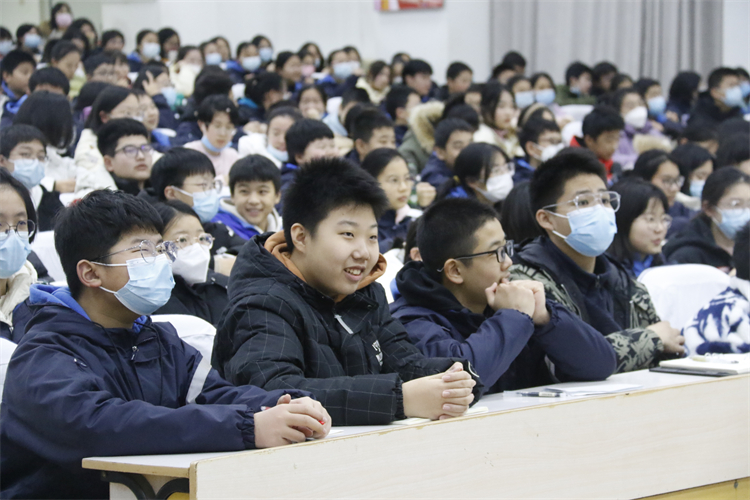 图片4：现场学生兴致盎然.JPG