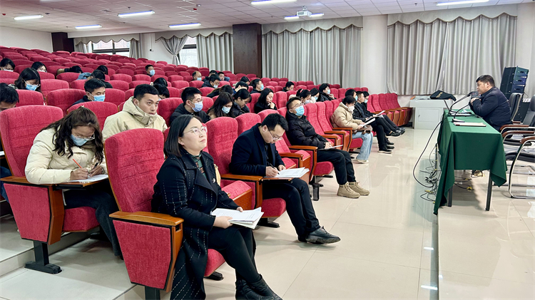 参与人员认真聆听.jpg