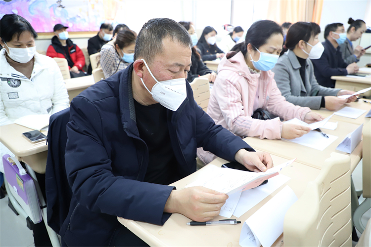 图片3：家长读来自孩子的信.JPG