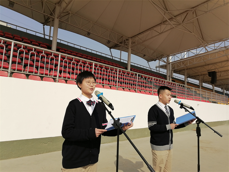 学生在升旗仪式中发表主题演讲.jpg
