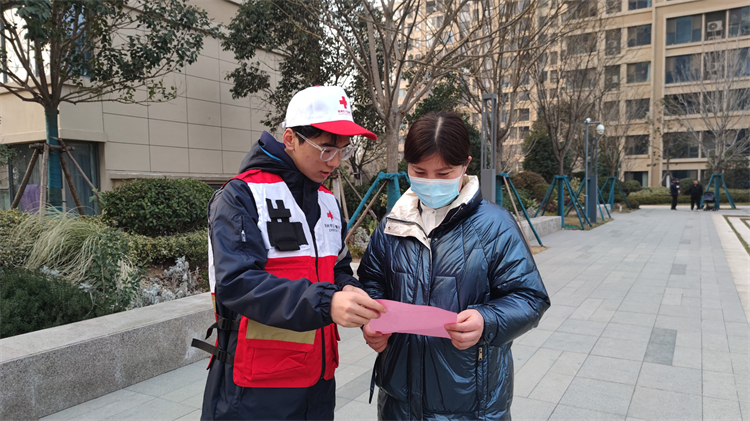 志愿者在向周边社区居民传播志愿精神.jpg