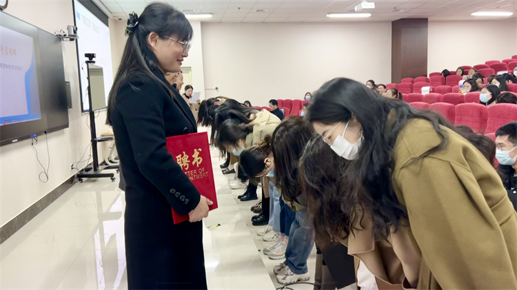 图三：徒弟向师傅三鞠躬1.jpg