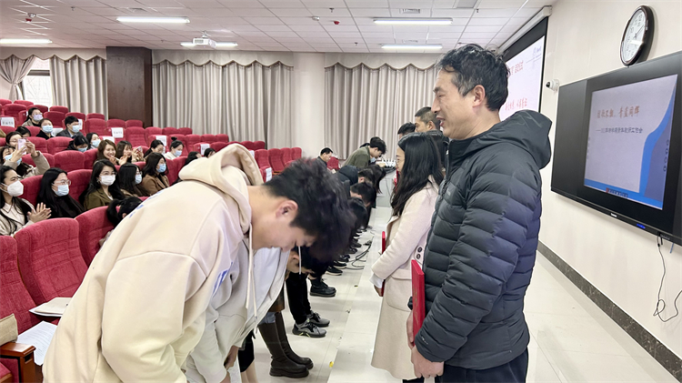 图四：徒弟向师傅三鞠躬2.jpg