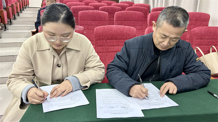 图五：师徒代表签订协议.jpg