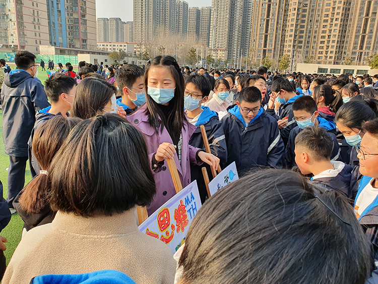 图片4：同学们热情高涨，老师们耐心讲解.jpg