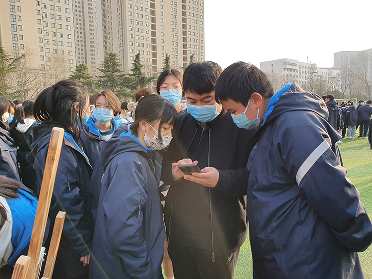 图片5：老师帮助学生综合分析、做好推荐.jpg