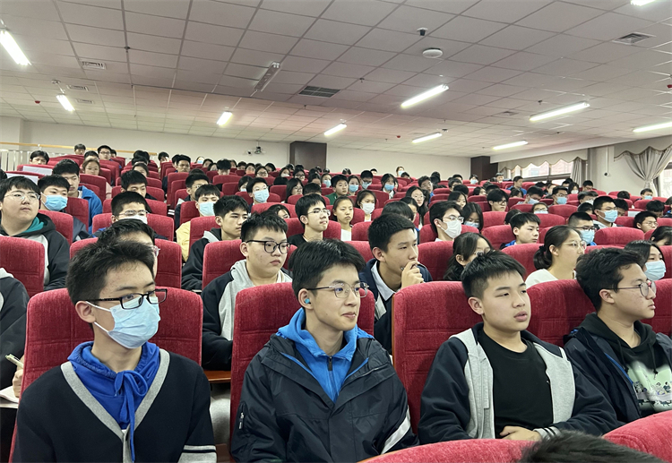图片3：学生认真聆听.jpg