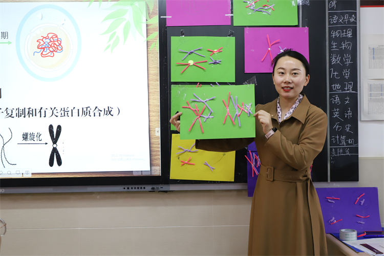 图8：宋志莲老师展示学生活动成果.JPG