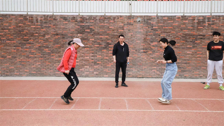 图片3：跳格子，比猜拳.jpg