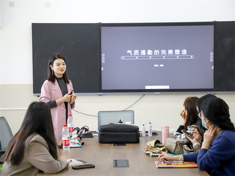 图片8：沉浸式学习妆容造型知识.jpg