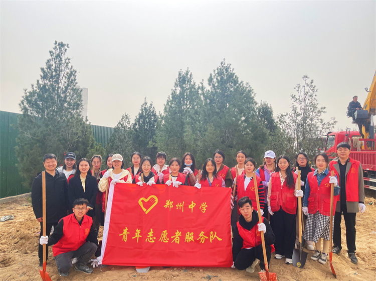 图片5 郑州中学青年志愿者服务队合影.jpg