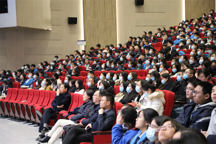 图2：师生认真聆听.JPG