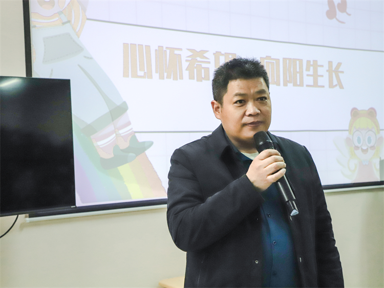 图片9：高中部校长助理、德育处兼安保处主任宁纪生主持观摩研讨.jpg