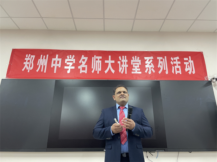 图一：教授讲授多元文化.JPG