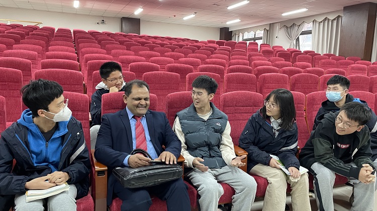 图三：  Nadeem教授与学生交流.jpg