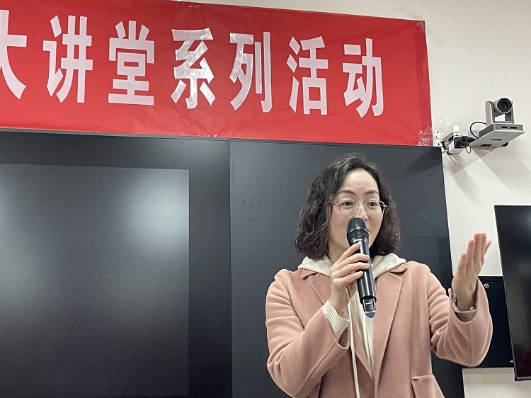 图四：英语组刘瑾老师主持讲座.JPG