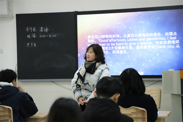 图片3：王茜老师讲授演讲技巧.JPG
