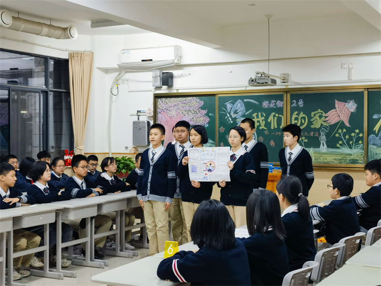 图片1：七年级学生进行小组文化建设展示.jpg