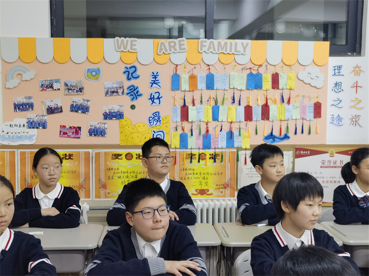 图片2：七年级学生认真聆听班级文化建设展示.jpg