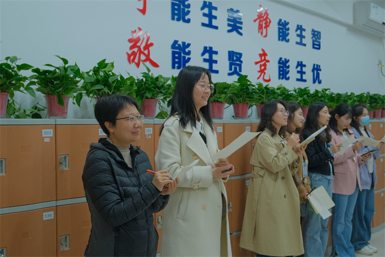 图片3：郑州中学初中部陈云霞副校长及评委老师现场观看打分_new.JPG