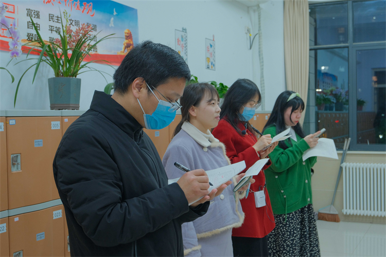 图片4：郑州中学初中部德育处张迎宾主任及评委老师观看打分.jpg