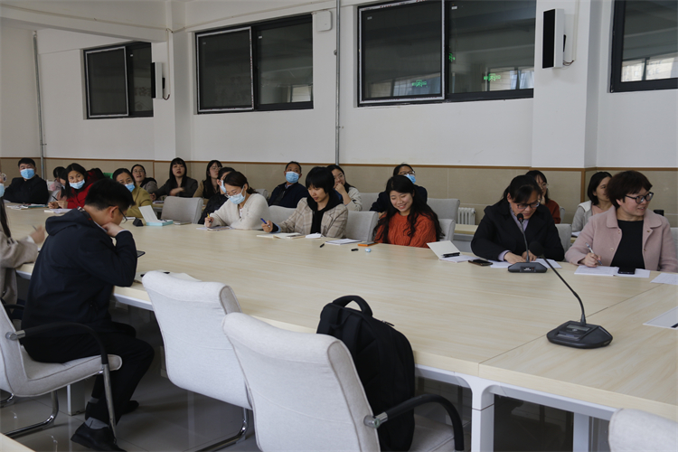图片3：参会教师聆听专家讲座.JPG