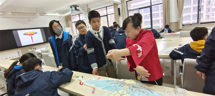 图片3：学生在宋长虹女士的指导下制作风筝.jpg