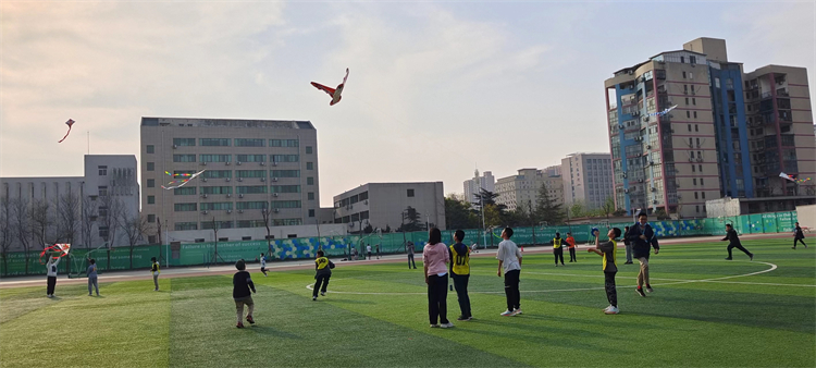 图片7：热火朝天的比赛场面.jpg