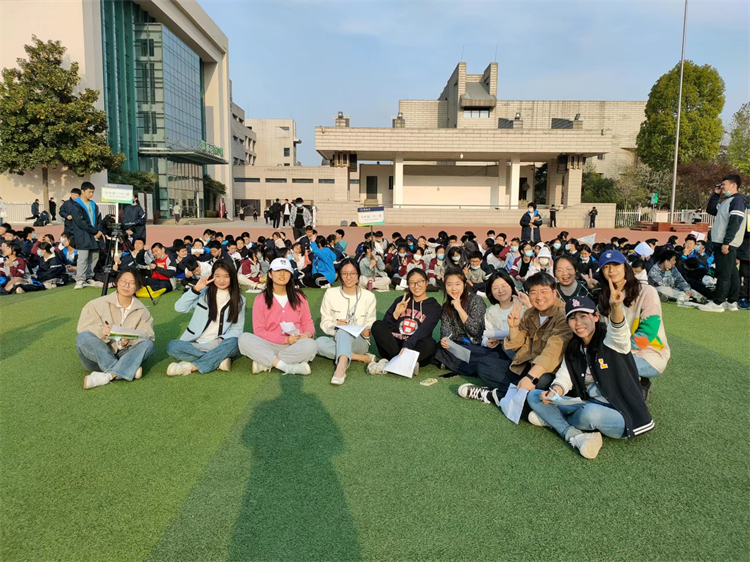 图片8：热情的观众与开心的评委老师.jpg