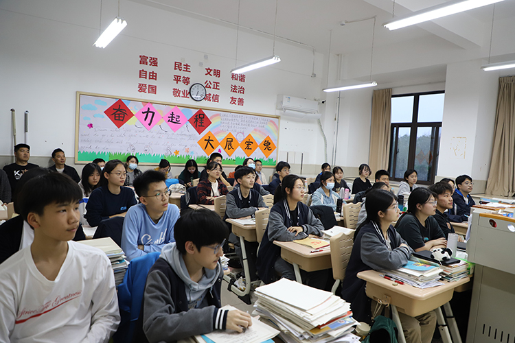 图片4：同学们认真听讲.jpeg