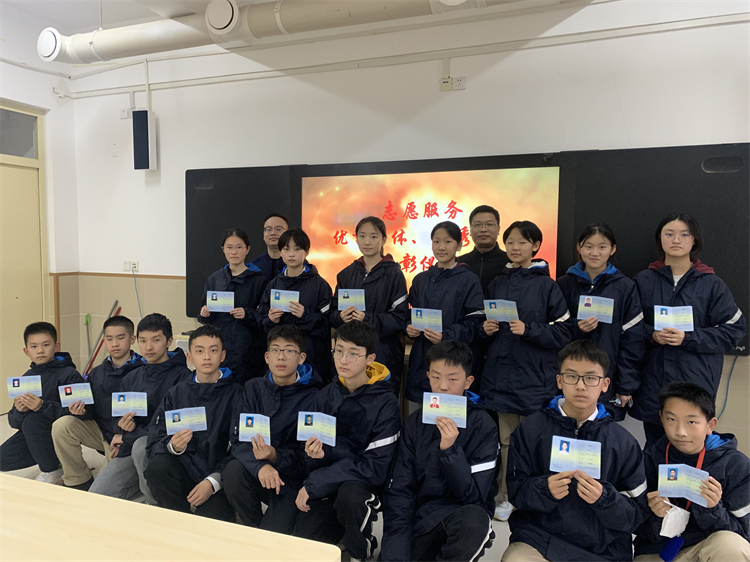 图片1：郑州中学初中部本次新增会员志愿者领取会员证书.jpg
