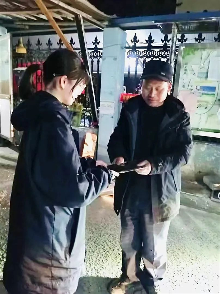 图片4：七年级(9)班贾羽菲‍参与志愿活动.jpg