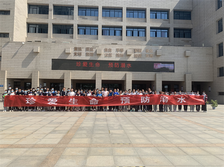 图片3 学生在防溺水宣传横幅上签字2.jpg