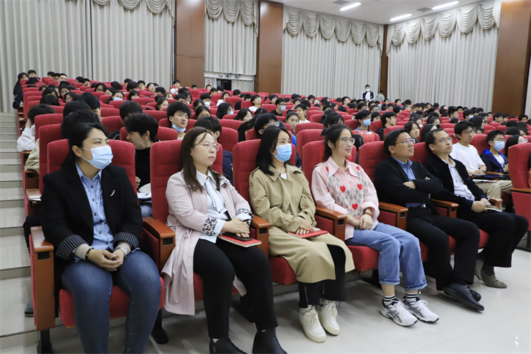 图片5：与会教师认真聆听.JPG
